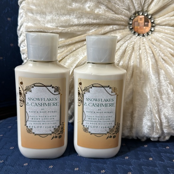 BATH & BODY WORKS SET. . . SNOWFLAKES & CASHMERE SCENT - Picture 2 of 6